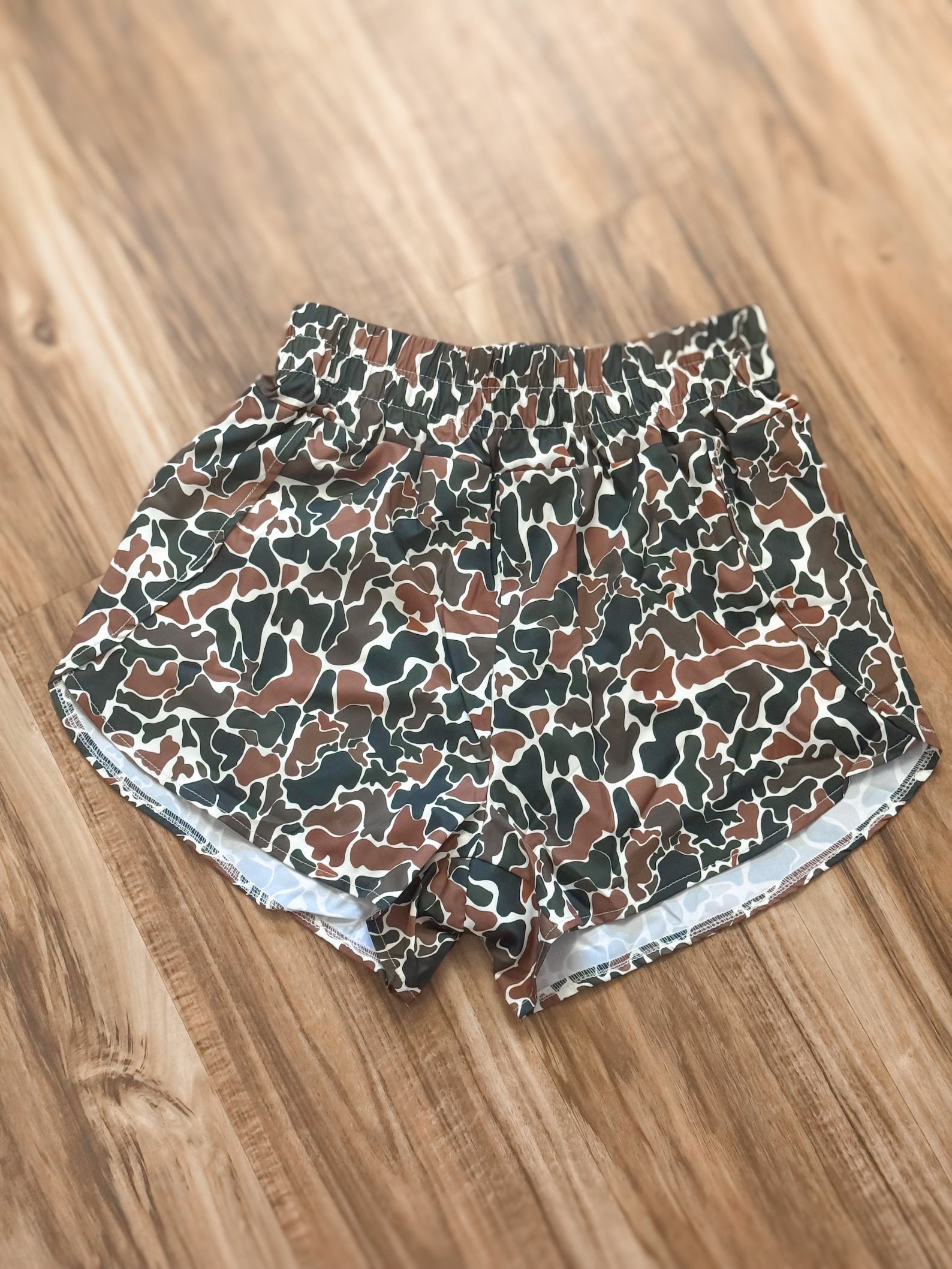 Trendy retro duck camo athletic shorts