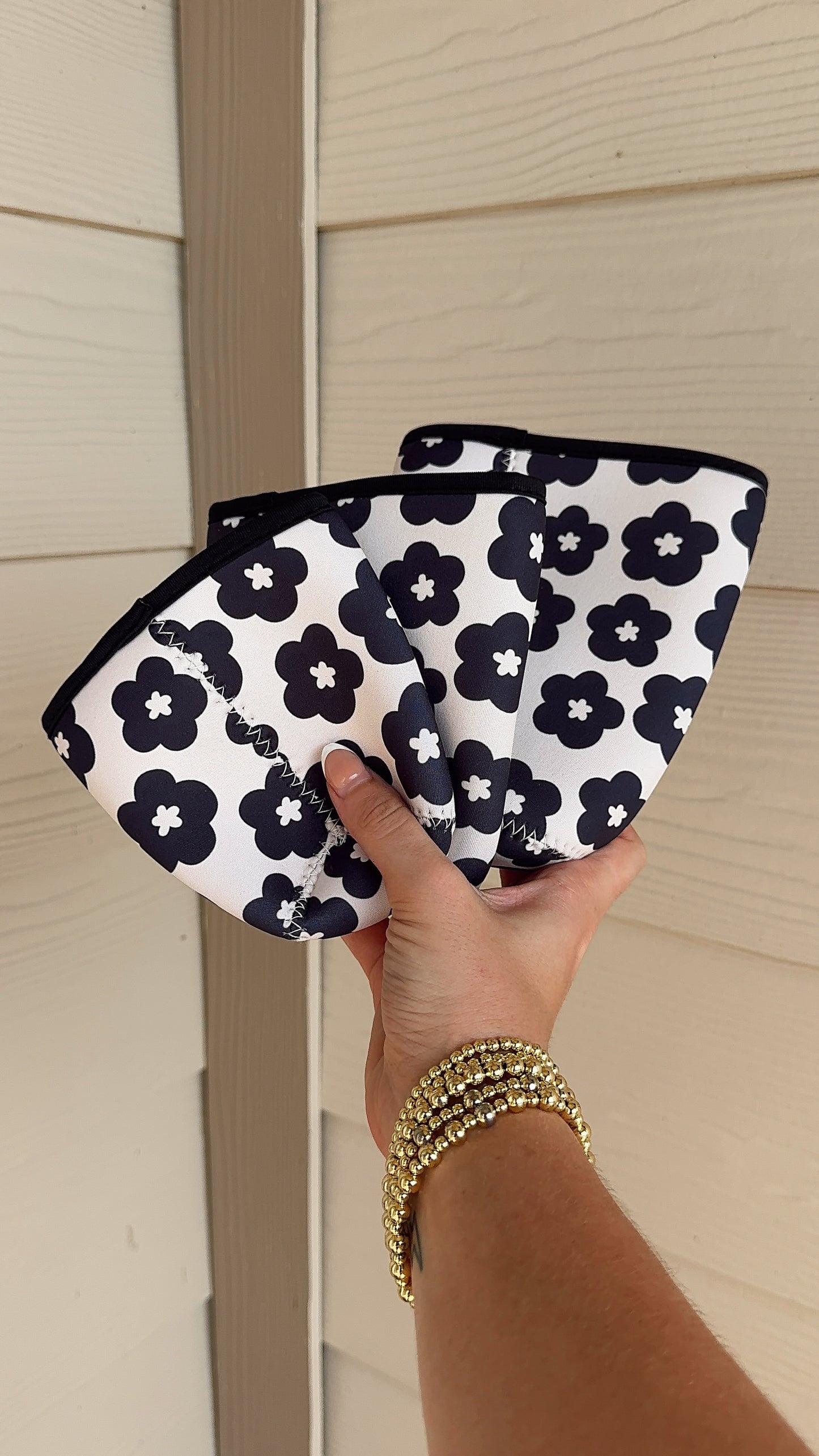 WHITE FLOWER COFFEE SLEEVE