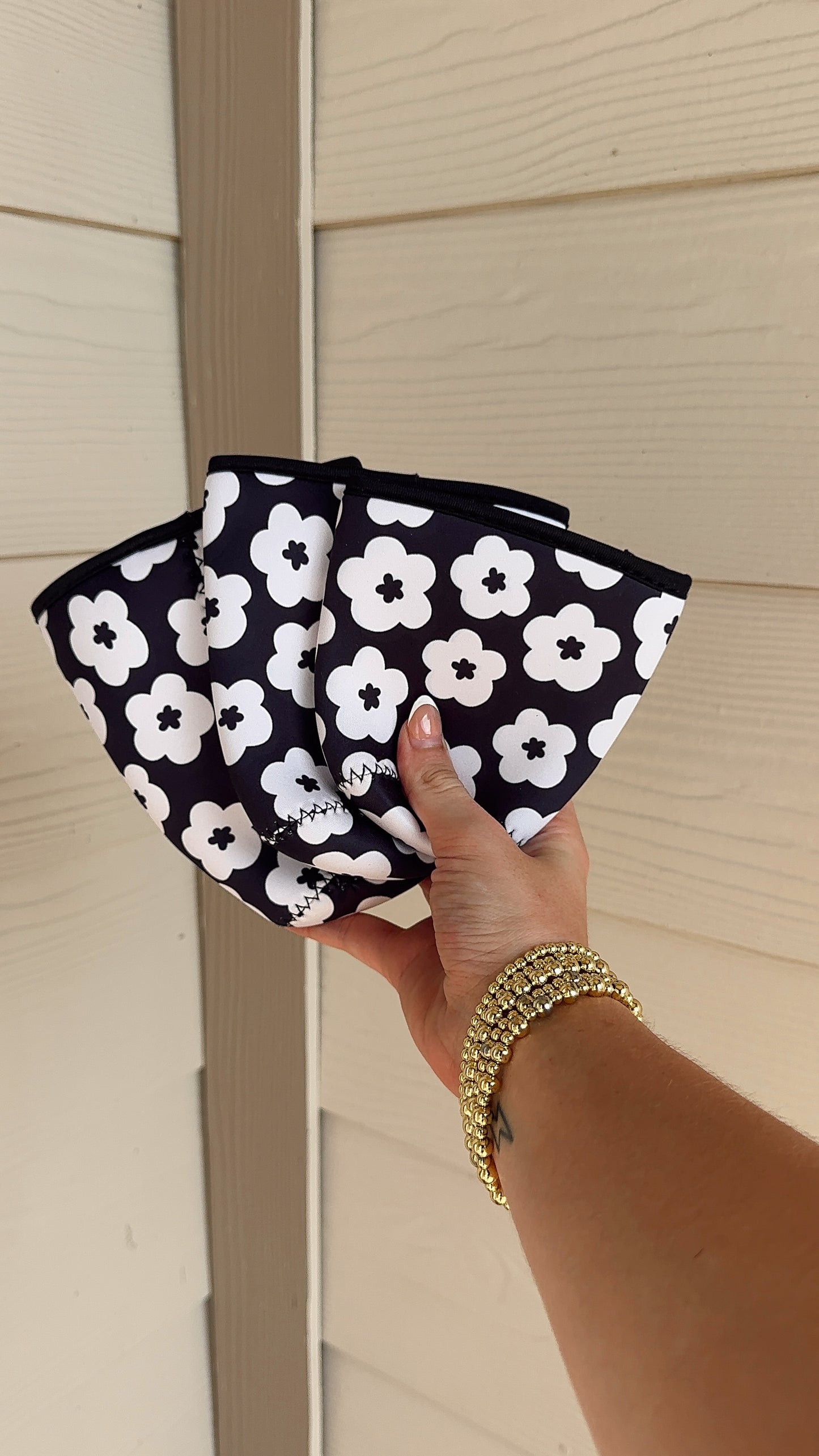 BLACK FLOWER COFFEE SLEEVE